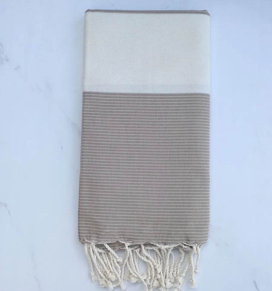 Fouta plate blanc crème et marron taupe avec rayures 